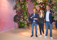 Het is niets nieuws meer dat Hilverdakooij en Florist Holland gefuseerd zijn, maar dit jaar stonden ze wel voor het eerst als HilverdaFlorist op de beurs in Aalsmeer. Jan-Jorrit Eveleens, Lisanne Fabriek en Floris Tab maakten deel uit van het team. Er waren verschillende pilaren vol met bloemen waar de verschillende productgroepen op harmonieuze wijze getoond werden.